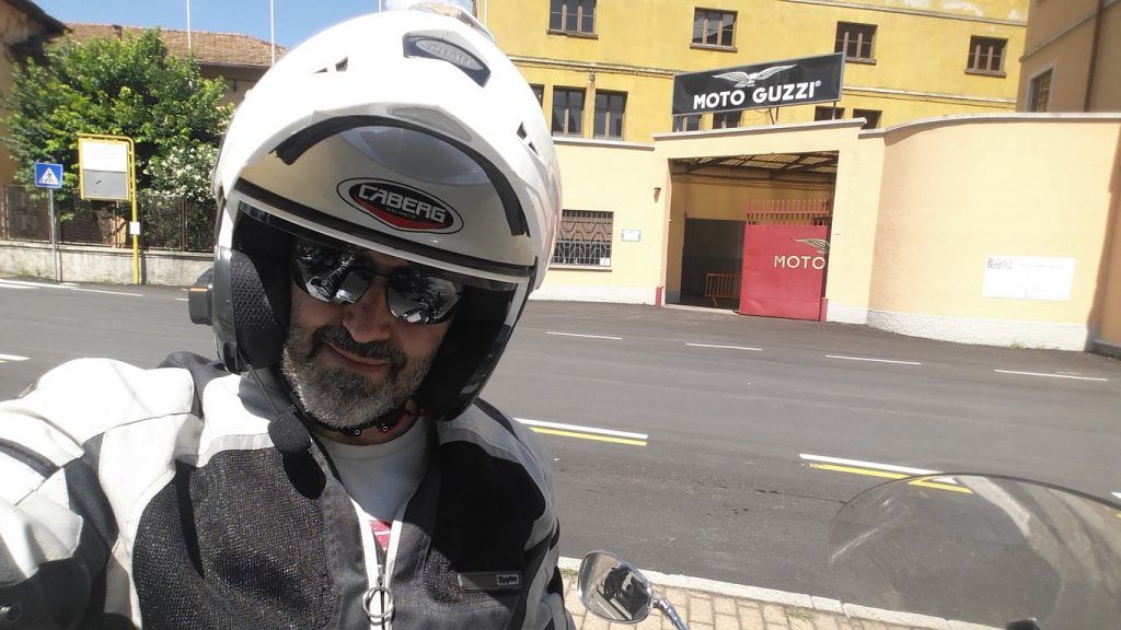 Este soy yo delante de la casa de Moto Guzzi