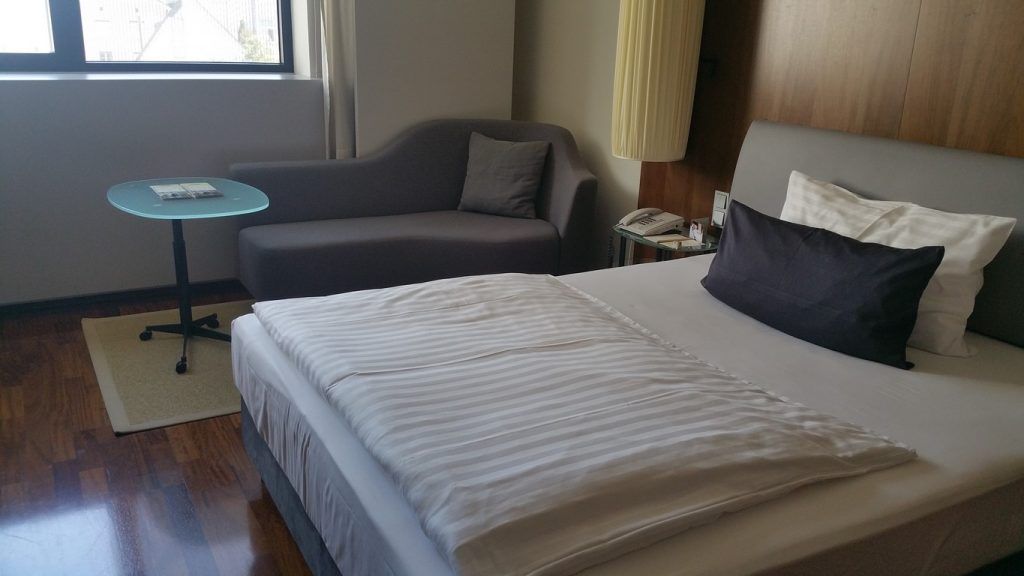 La habitación del Hotel. Ya con los típicos edredones y almohadas pequeñas